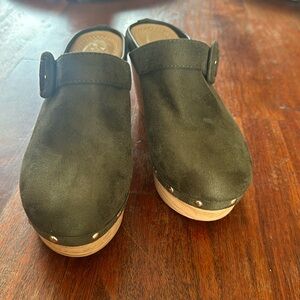 Atalina Women’s 4” Heel Lightweight Green Suede Clogs SZ 6.5